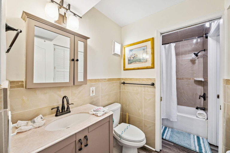 Bathroom 4, The Summit 518, Bay