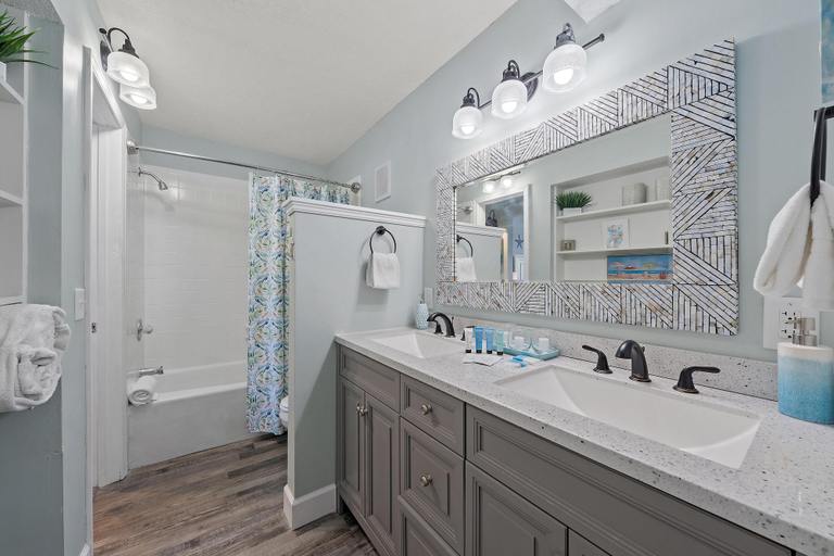 Bathroom, The Summit 919, Bay