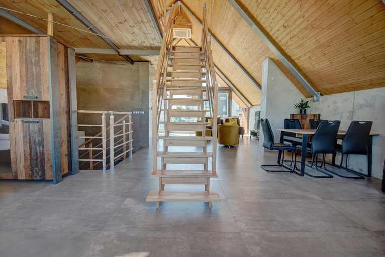 Others 5, HelApart - Loft, Puck