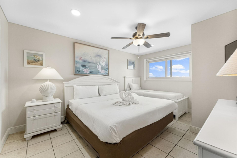 Bedroom 3, The Summit 1014, Bay