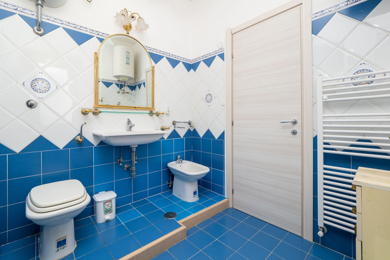 Bathroom 4, Villa Lotos, Napoli