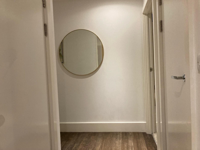 Others 5, Phoenix 2 Bedroom Apartment in london, London