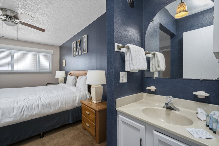 Bedroom 2, The Summit 613, Bay