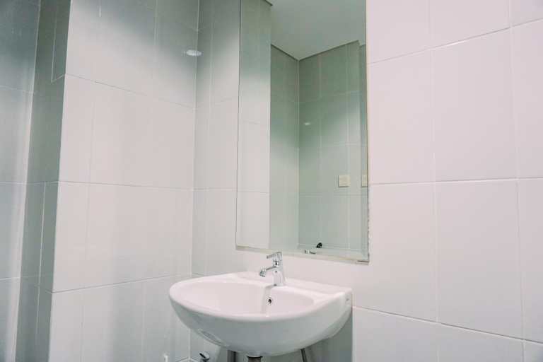 Bathroom 3, Homey And Good Deal Studio Casa De Parco Apartment, Tangerang