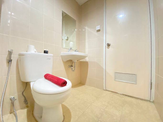 Bathroom 2, Artistic & Private 2BR Apartment at Parahyangan Residence, Bandung
