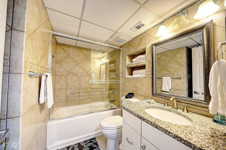 Bathroom, Edgewater 1008-3, Bay
