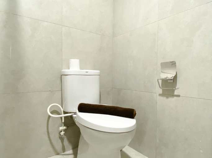 Bathroom 3, Homey And Warm Studio Room Pollux Chadstone Apartment, Cikarang