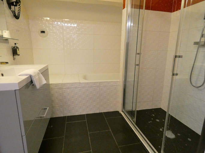 Bathroom 3, Contact Hotel B&G, Haute-Vienne