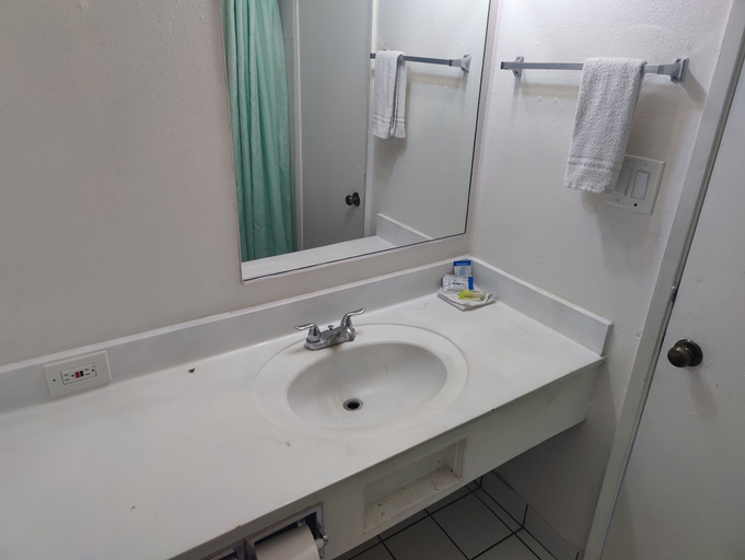 Bathroom 5, Best Inn & Suites, San Diego