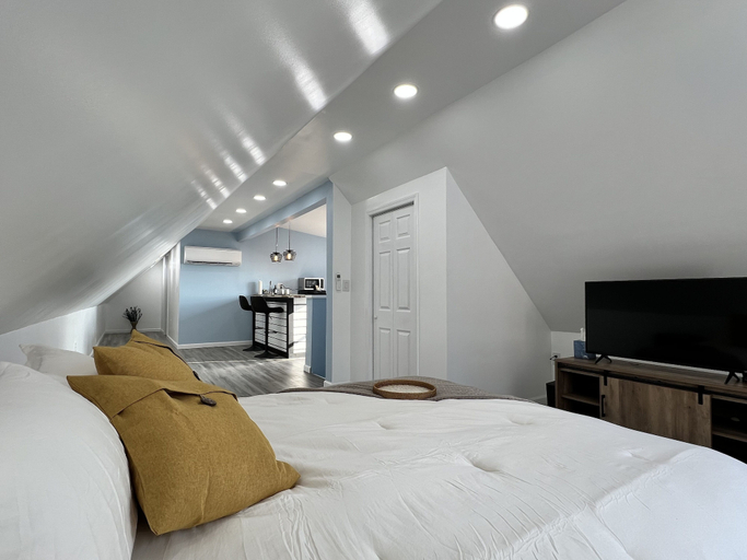 Bedroom 1, Sky parlor with river view, Dearborn