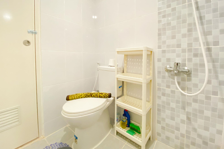 Bathroom 3, Homey Living 2Br At Tokyo Riverside Pik 2 Apartment, Tangerang
