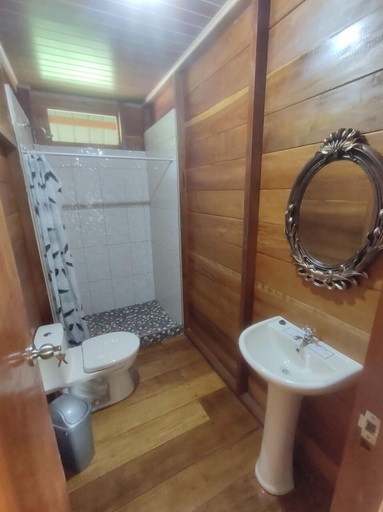 Bathroom 3, Quirquincho House, Tambopata