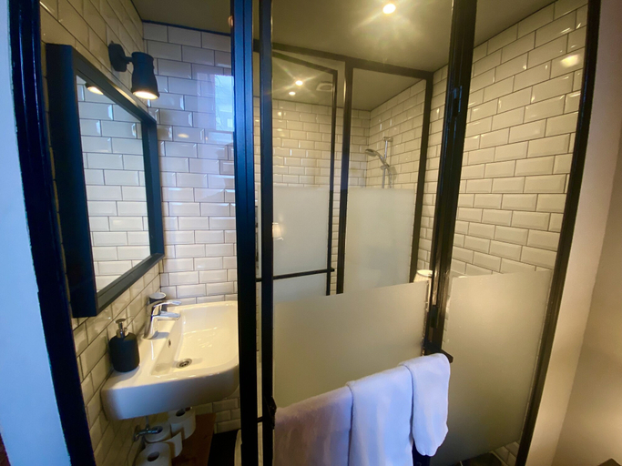 Bathroom 5, Simone's Kitchen B&B, Antwerpen