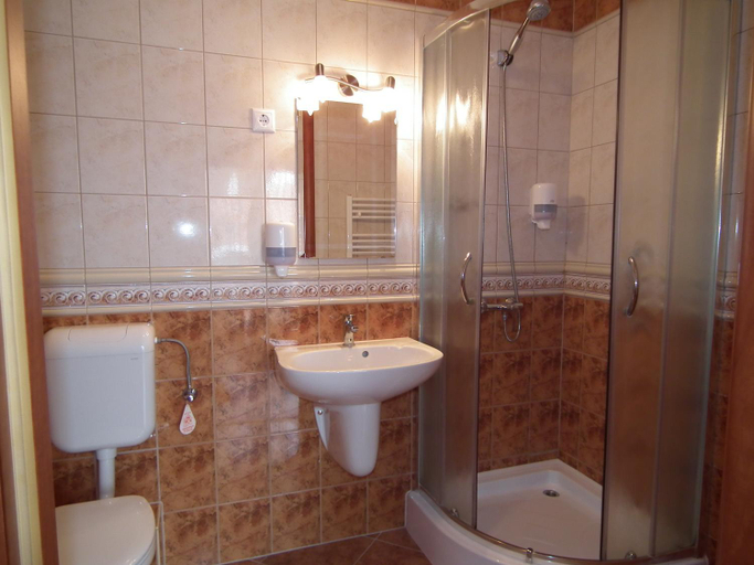 Bathroom 3, Hotel Jarja, Hajdúszoboszló