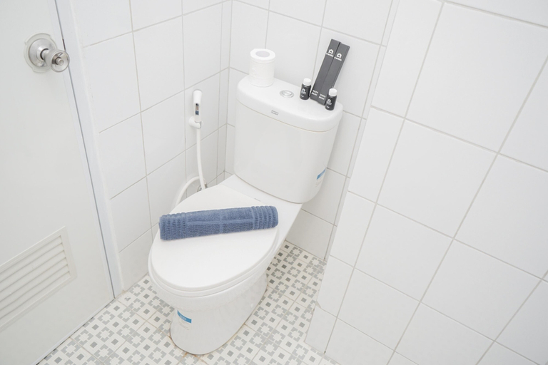 Bathroom 2, Emerald Bintaro Studio Apartment near British School, South Tangerang