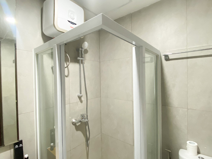 Bathroom 3, Minimalist Studio Room At Pollux Chadstone Apartment, Cikarang