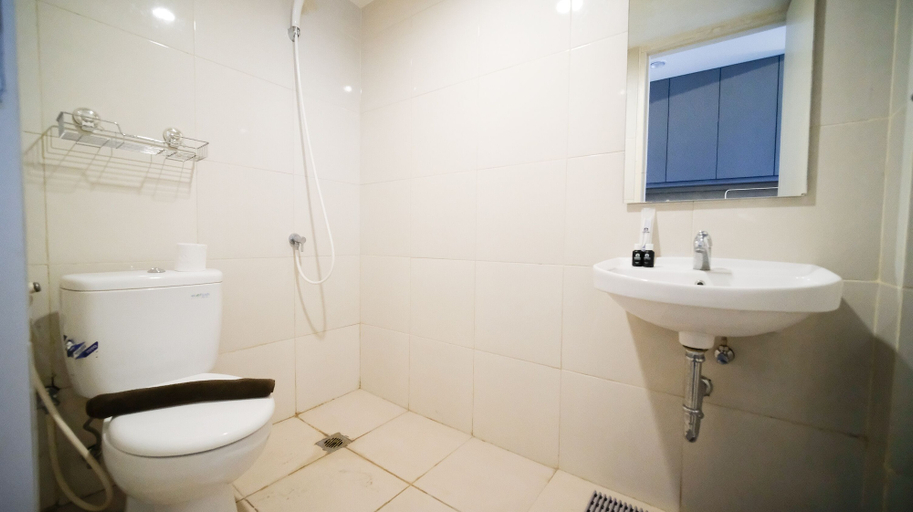 Bathroom 3, Homey Studio At Orchard Supermall Mansion Apartment, Surabaya