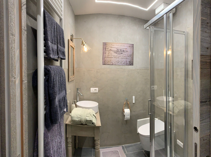 Bathroom 3, Al Molo 5 Apartments, Lecco