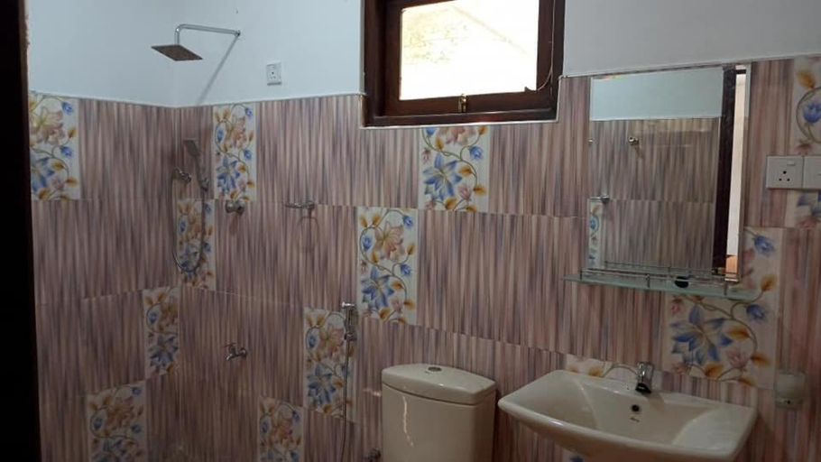 Bathroom 3, Hotel Tree Garden Wilpaththu Nochchiyagma Anuradhapura, Nochchiyagama