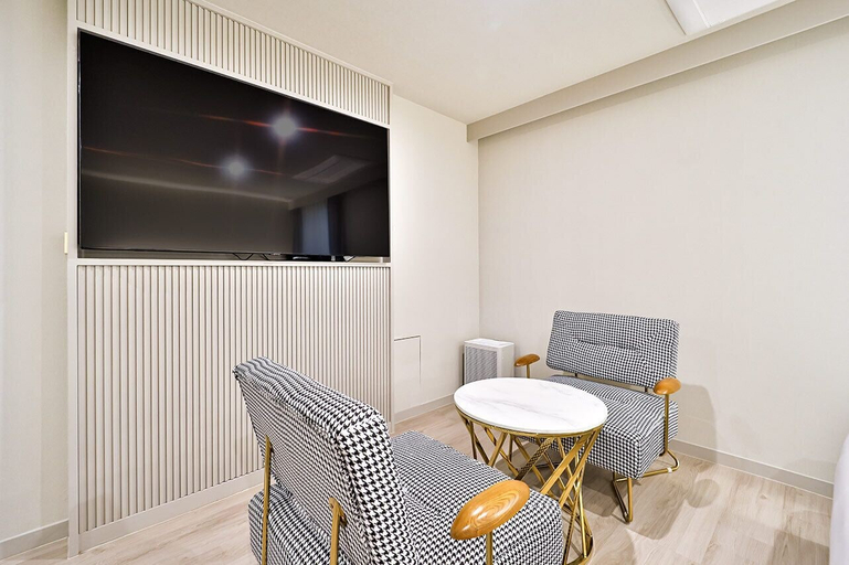 Others 5, Den Basta Hotel Daeyeon, Nam