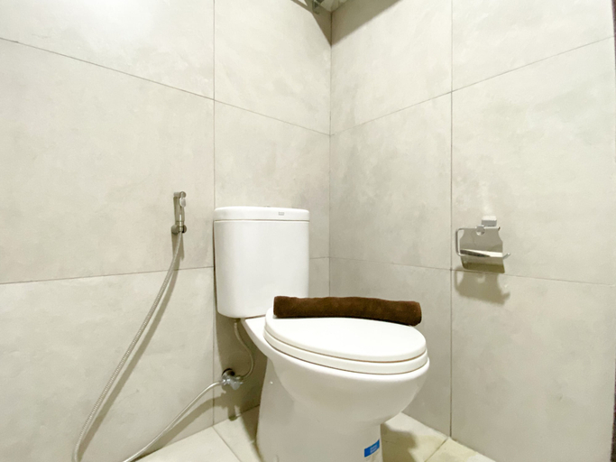 Bathroom 2, Comfy And Modern Studio At Pollux Chadstone Apartment, Cikarang
