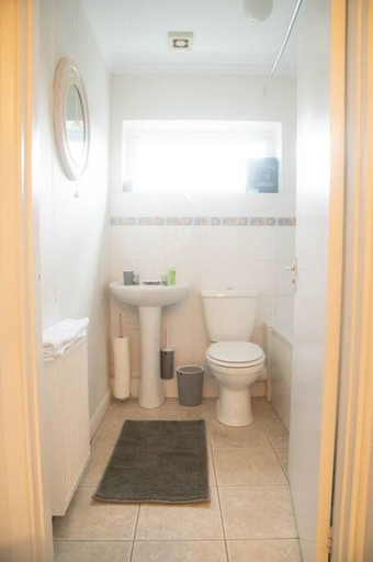 Bathroom 2, Lovely 1 bed Apt - Buckinghamshire, Buckinghamshire