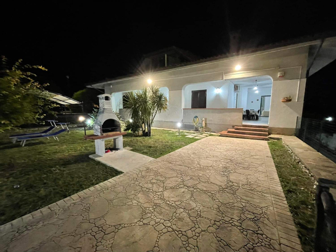 Villa Lidia & Attico degli artisti, free pets , giardino recintato e attrezzato, Latina