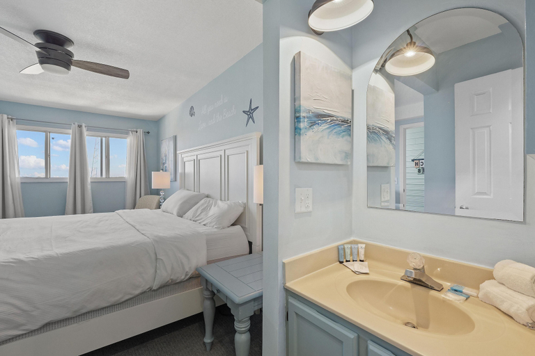 Bedroom 2, The Summit 919, Bay