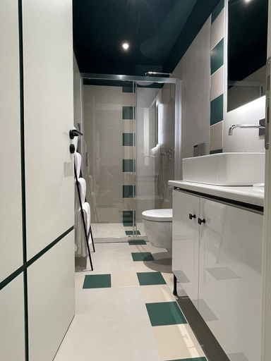 Bathroom 5, Living Yard Thissio, Attica