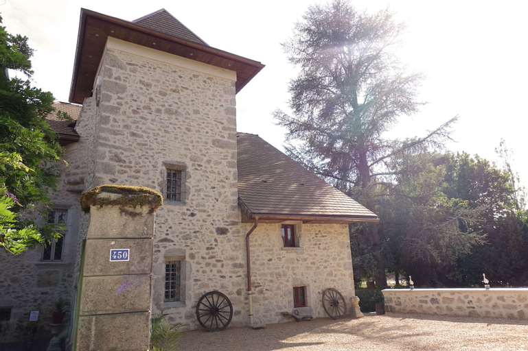 Exterior & Views