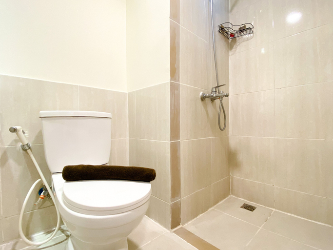 Bathroom 3, Well Designed And Cozy 2Br At Meikarta Apartment, Cikarang