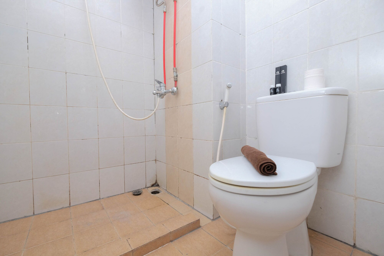Bathroom 2, Simply And Homey Studio At Taman Melati Margonda Apartment, Depok