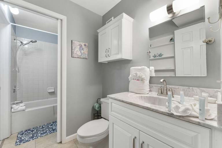 Bathroom 1, The Summit 1215, Bay