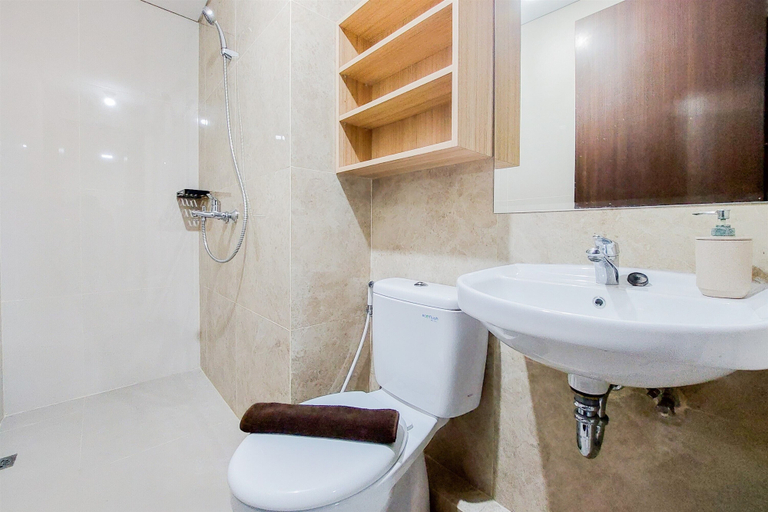 Bathroom 2, Comfort 1Br At Transpark Bintaro Apartment, Tangerang Selatan