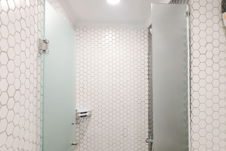 Bathroom 2, Prime And Spacious 2Br At Apartment Grand Asia Afrika, Bandung