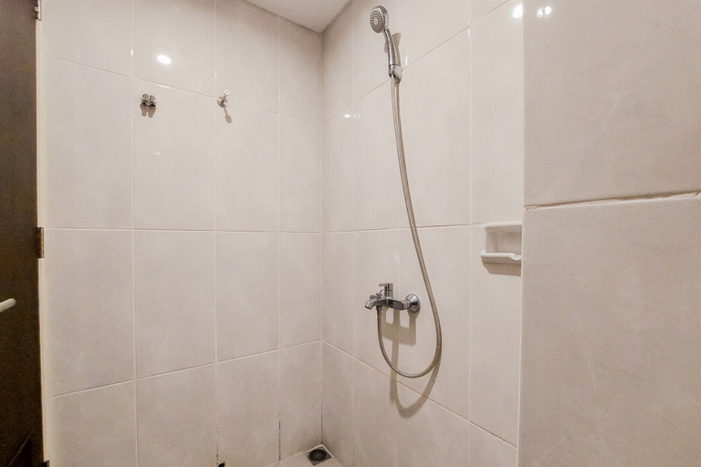 Bathroom 2, Cozy Stay Studio At Serpong Garden Apartment, Tangerang