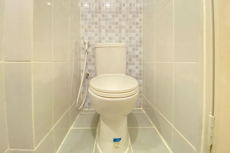 Bathroom 3, Cozy Studio Tokyo Rivervide Pik 2 Apartment, Tangerang