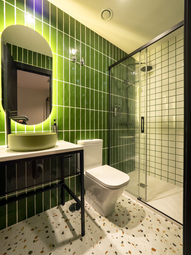 Bathroom 5, Wonder Hostel, Toledo