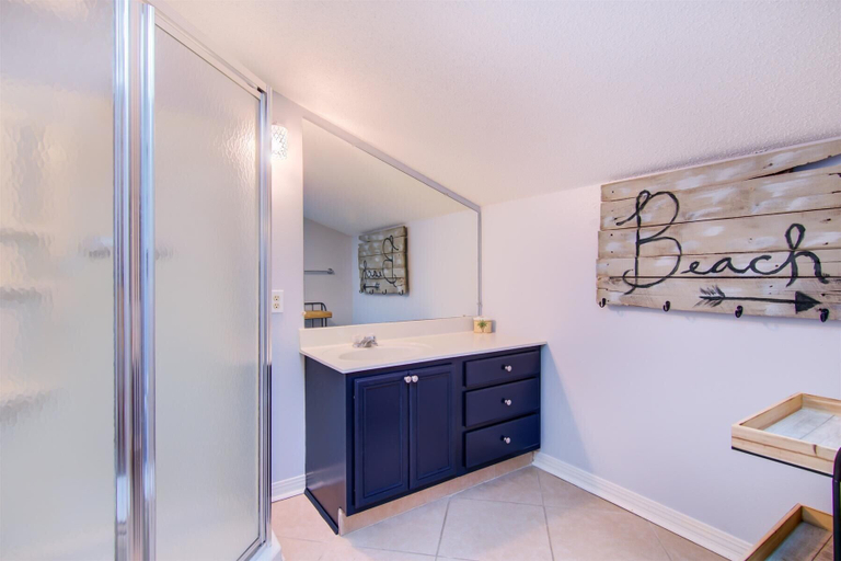 Bathroom 3, Isle Be Back, Walton