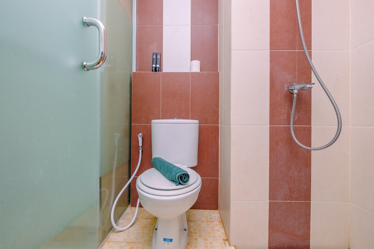 Bathroom 4, Nice And Simply Studio Room At Saladdin Mansion Apartment, Depok