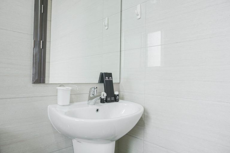 Bathroom 5, Chic And Cozy Studio Apartment At Ciputra International, West Jakarta