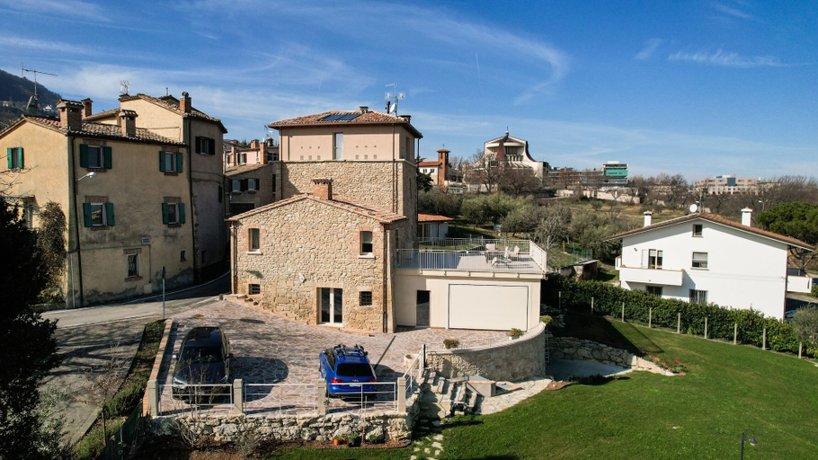 Exterior & Views