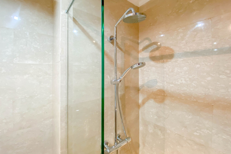 Bathroom 2, Modern Look Studio Room Menteng Park Apartment, Jakarta Pusat