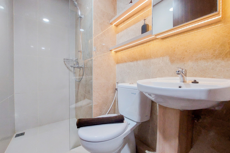 Bathroom 4, Exclusive And Homey 2Br Transpark Bintaro Apartment, South Tangerang