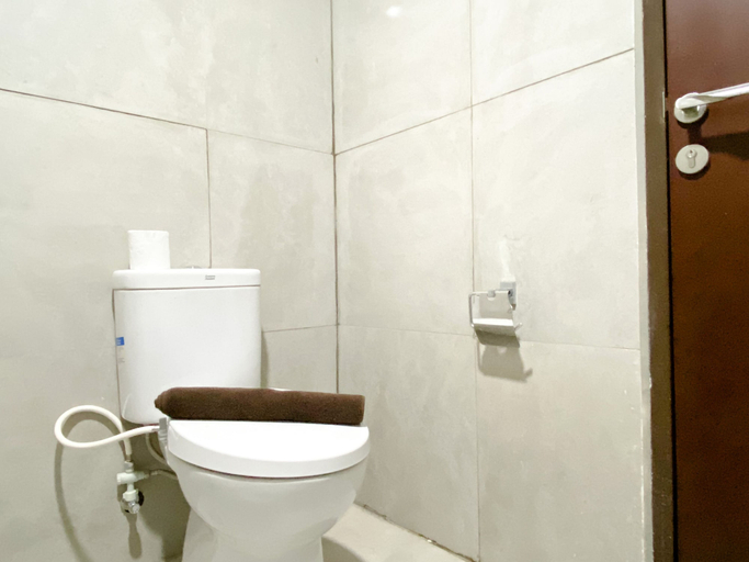 Bathroom 2, Simply Look Studio At Pollux Chadstone Apartment, Cikarang