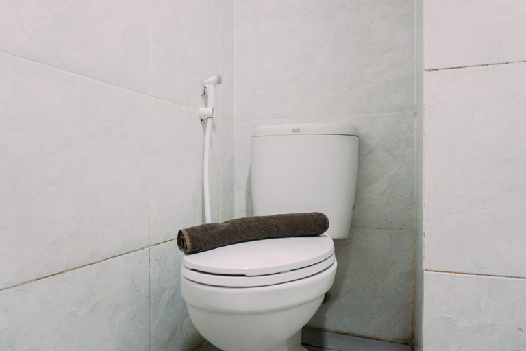 Bathroom 2, Modern And Nice Studio At Parkland Avenue Apartment, Tangerang Selatan
