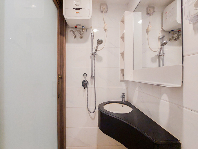 Bathroom 5, Homey And Cozy Studio Sky House Bsd Apartment Near Aeon, South Tangerang