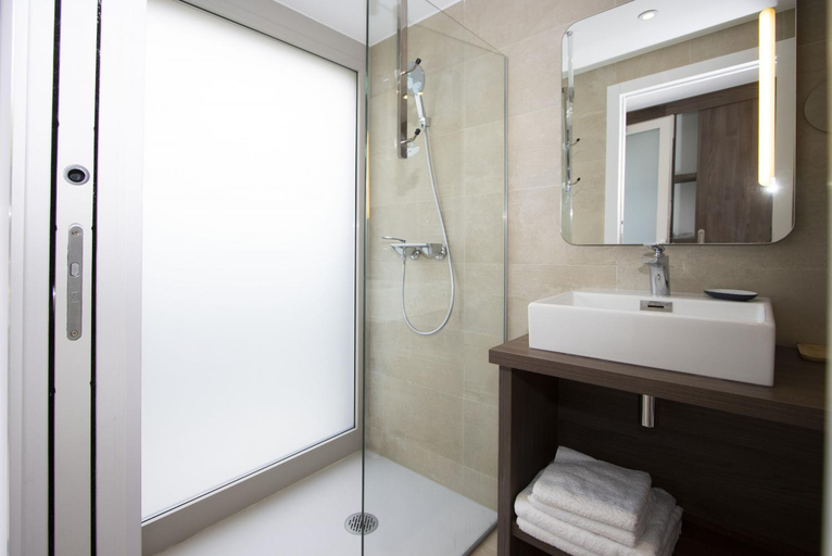 Bathroom 3, Lecques, Var