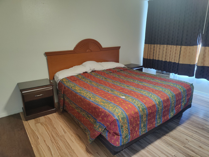 Bedroom 3, Best Inn & Suites, San Diego