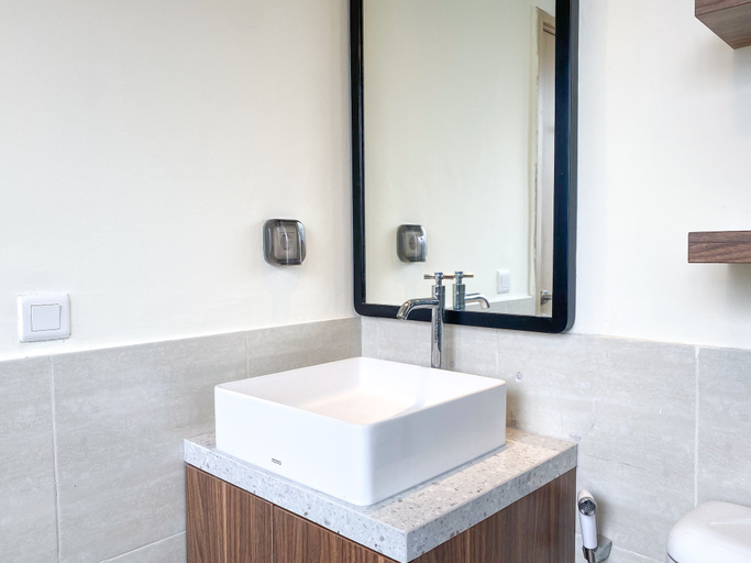 Bathroom 4, Cozy Living And Comfort 3Br Meikarta Apartment, Cikarang